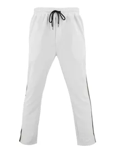 Vista detallada del pantalón casual blanco para hombre en tejido waffle con cordón negro.