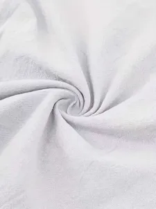 Primer plano de la textura del tejido de la camisa de lino algodón con tejido suave y pliegues