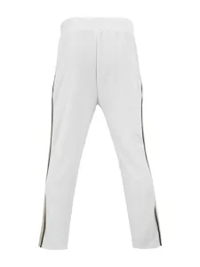 Vista trasera detallada de pantalones casuales blancos con cintura elástica y rayas.