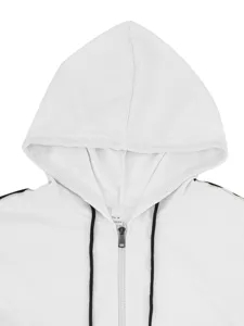 Vista detallada de la sudadera blanca de punto gofrado con cordones negros y cremallera metálica.