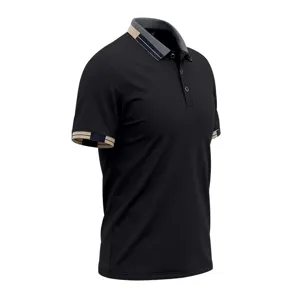 Vista detallada del polo negro de manga corta con cuello y puños a rayas estilo.