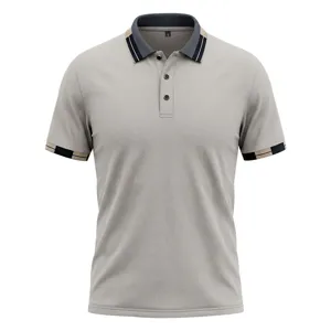 Detalle de polo de manga corta para hombre, tejido gris con cuello y puños de rayas.
