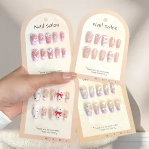 Unghie finte francesi fatte a mano con fiocchi carini e strass, set di nail art.