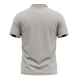Vista trasera detallada de polo de golf para hombre de manga corta con cuello contrastante.