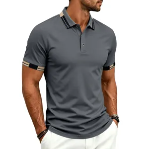 Polo de manga corta gris oscuro para hombre con cuello y puños de rayas contrastantes.