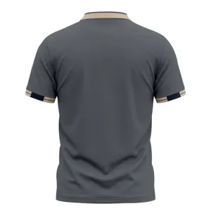 Polo de manga corta gris oscuro para hombre con cuello contraste y detalles de puños a rayas.