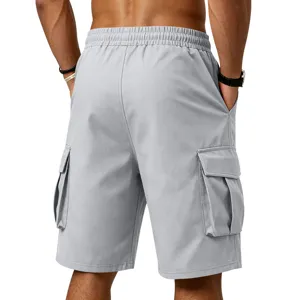 Detalle de bermudas cargo lisas para hombre, corte holgado con cordón y bolsillos.