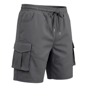 Vista detallada de los pantalones cortos cargo grises de hombre con bolsillos laterales.