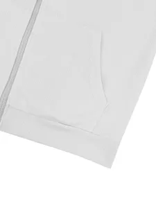 Primer plano de chaqueta casual con cremallera frontal, bolsillo canguro y dobladillo.