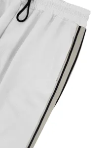 Primer plano de pantalón casual para hombre de tejido gofrado con cordón y bandas.