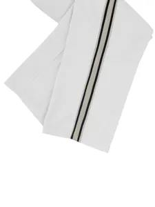 Detalle textil de tela waffle blanca con un ribete decorativo de cinta a rayas.