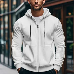 Detalle de chaqueta con capucha y cremallera blanca para hombre, con franjas laterales elegantes.