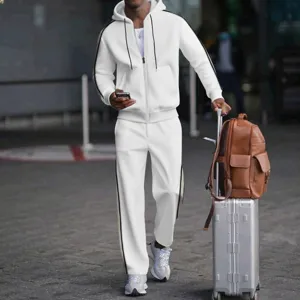 Detalle de conjunto de chándal informal para hombre con chaqueta y pantalón blanco.