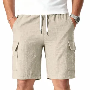 Vista detallada de pantalones cortos cargo beige informales para hombre con cordón y bolsillos.