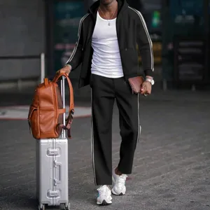 Vista detallada de conjunto deportivo casual para hombre con chaqueta y pantalón negro.