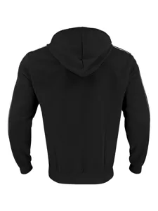 Detalle trasero de la chaqueta con capucha negra de punto gofrado con rayas blancas.