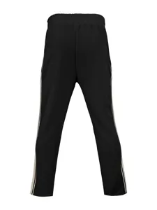 Pantalón deportivo informal de hombre detalle trasero, negro con bandas blancas, cintura.