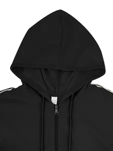 Detalle de chaqueta negra con capucha de tejido waffle para hombre con cordón y etiqueta.