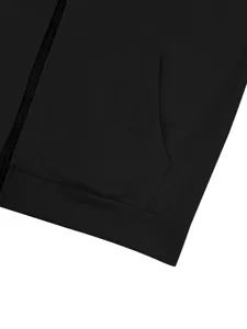 Vista detallada de una elegante chaqueta con capucha negra para hombre con bolsillo y dobladillo.