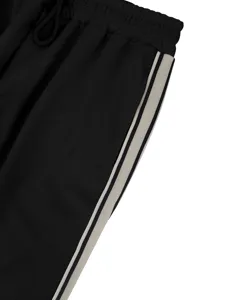 Vista detallada de pantalones casuales para hombre con textura de gofre y bandas laterales.