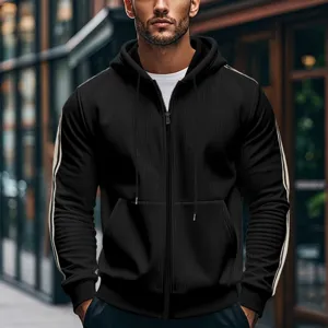 Chaqueta deportiva con capucha y cremallera para hombre con rayas elegantes en las mangas.