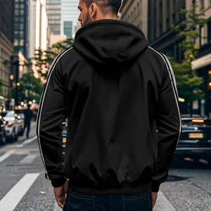 Chaqueta informal negra con capucha para hombre en estilo urbano con elegantes bandas laterales.