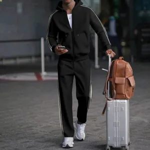 Chándal deportivo para hombre, chaqueta con capucha y pantalón, vista de detalle elegante.