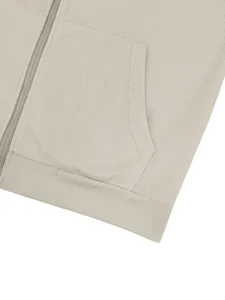 Vista de primer plano detallada del bolsillo y dobladillo texturizado de sudadera.