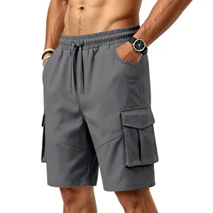 Detalle de shorts cargo informales para hombre, pantalón corto gris oscuro con cordón.