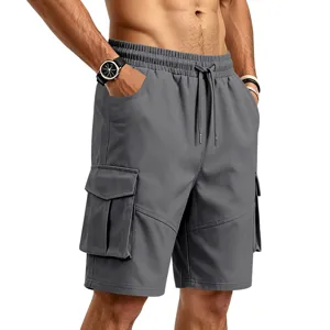 Vista detallada de pantalones cortos cargo casuales para hombre con bolsillos y cordón.