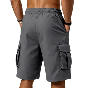 Vista detallada de los pantalones cortos casuales de hombre con bolsillos y cintura.