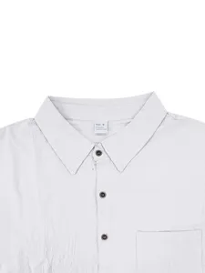 Primer plano del cuello, los botones y el bolsillo de la camisa de lino informal.