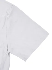 Primer plano de la manga de la camisa de lino gris, costuras finas, tela transpirable.