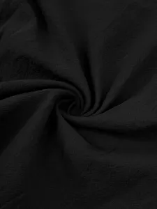 Vista de detalle en primer plano que muestra la fina textura de la tela negra y suave.