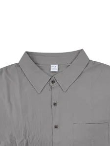 Detalle del cuello de la camisa de mezcla de lino gris con botones y bolsillo.