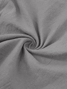 Primer plano de textura de tela de lino gris transpirable, ideal para camisa de verano.