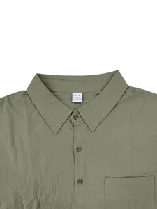 Primer plano del cuello de la camisa de lino de manga corta, con botones y bolsillo en el pecho.