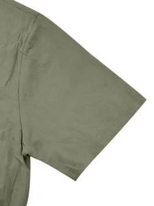 Detalle de la manga de la camisa de manga corta de lino verde oliva, vista cercana.