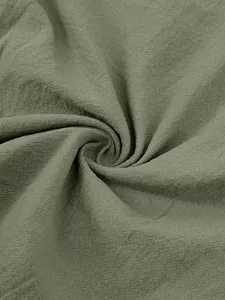 Primer plano detallado del tejido de lino verde caqui transpirable con textura natural.