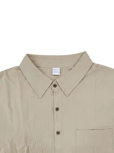 Detalle cuello camisa de lino, botones y bolsillo en pecho, top de verano casual primer plano.