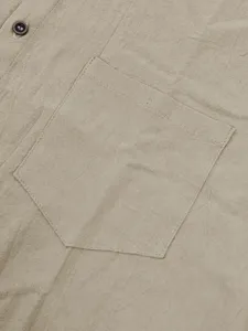 Vista de cerca del detalle del bolsillo de la camisa de lino caqui, parte superior de verano.