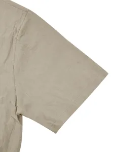 Detalle de manga camisa manga corta lino, tela de top playa verano casual y transpirable.