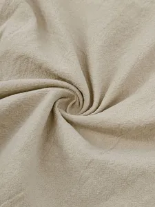 Detalle de textura de tela de lino para camisa casual de verano manga corta.
