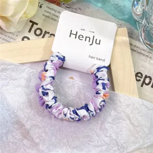 Υφασμένο scrunchie με μοβ λουλουδάτο μοτίβο και όμορφη χάρτινη συσκευασία για γυναίκες.