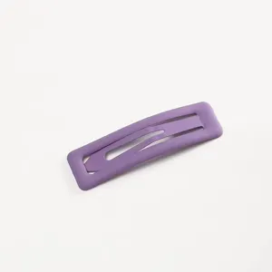Primo piano della superficie opaca viola e della struttura della clip per lo styling.