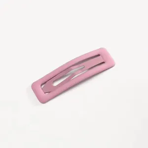 Dettaglio fermaglio capelli quadrato opaco rosa, forcina metallica minimalista donna.