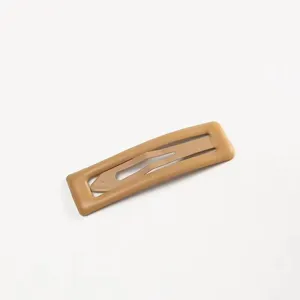 Molletta per capelli opaca kaki in dettaglio, fermaglio quadrato minimalista per donna look.