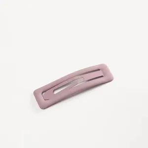 Fermaglio per capelli quadrato opaco rosa malva, accessorio semplice per lo styling quotidiano.