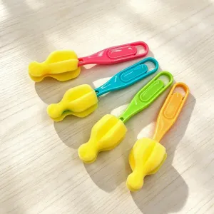Cepillo de limpieza portátil de esponja para biberón con agujero colgante, mango de color.