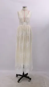 Weisses Spitzenkleid mit tiefem V-Ausschnitt, rückenfreies Design, feine Transparenz.